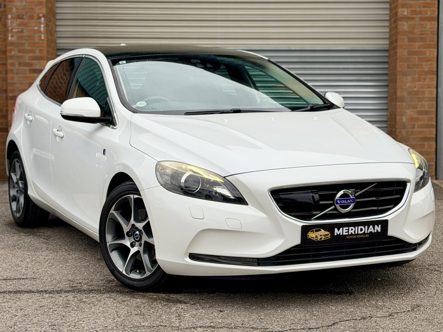 Used Volvo V40 2015 for sale - 76428650: Photo 1