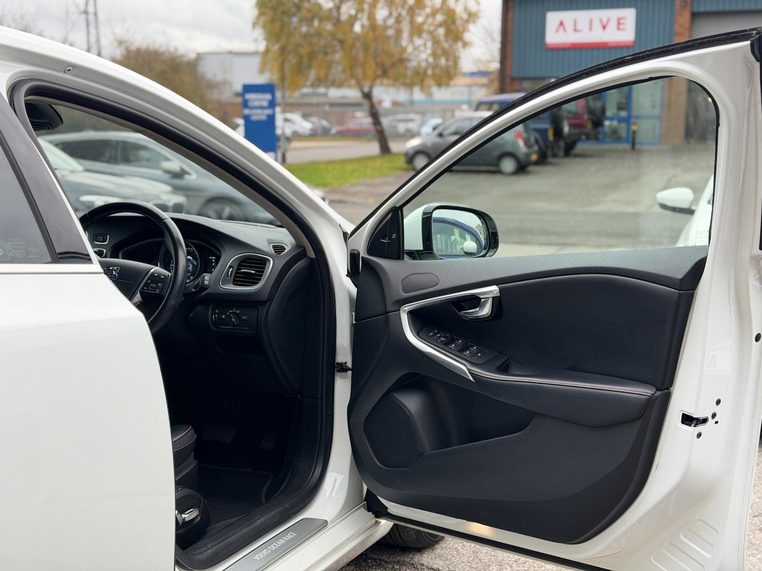 Used Volvo V40 2015 for sale - 76428650: Photo 15