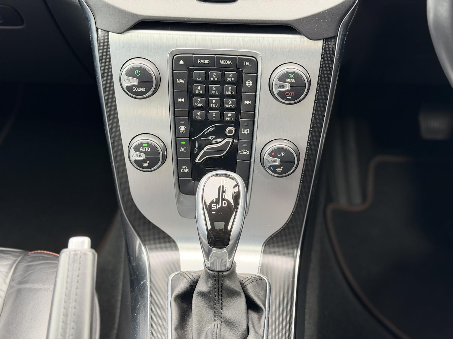 Used Volvo V40 2015 for sale - 76428650: Photo 24