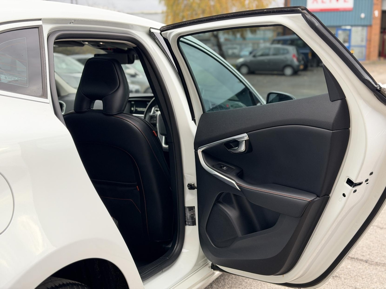 Used Volvo V40 2015 for sale - 76428650: Photo 33