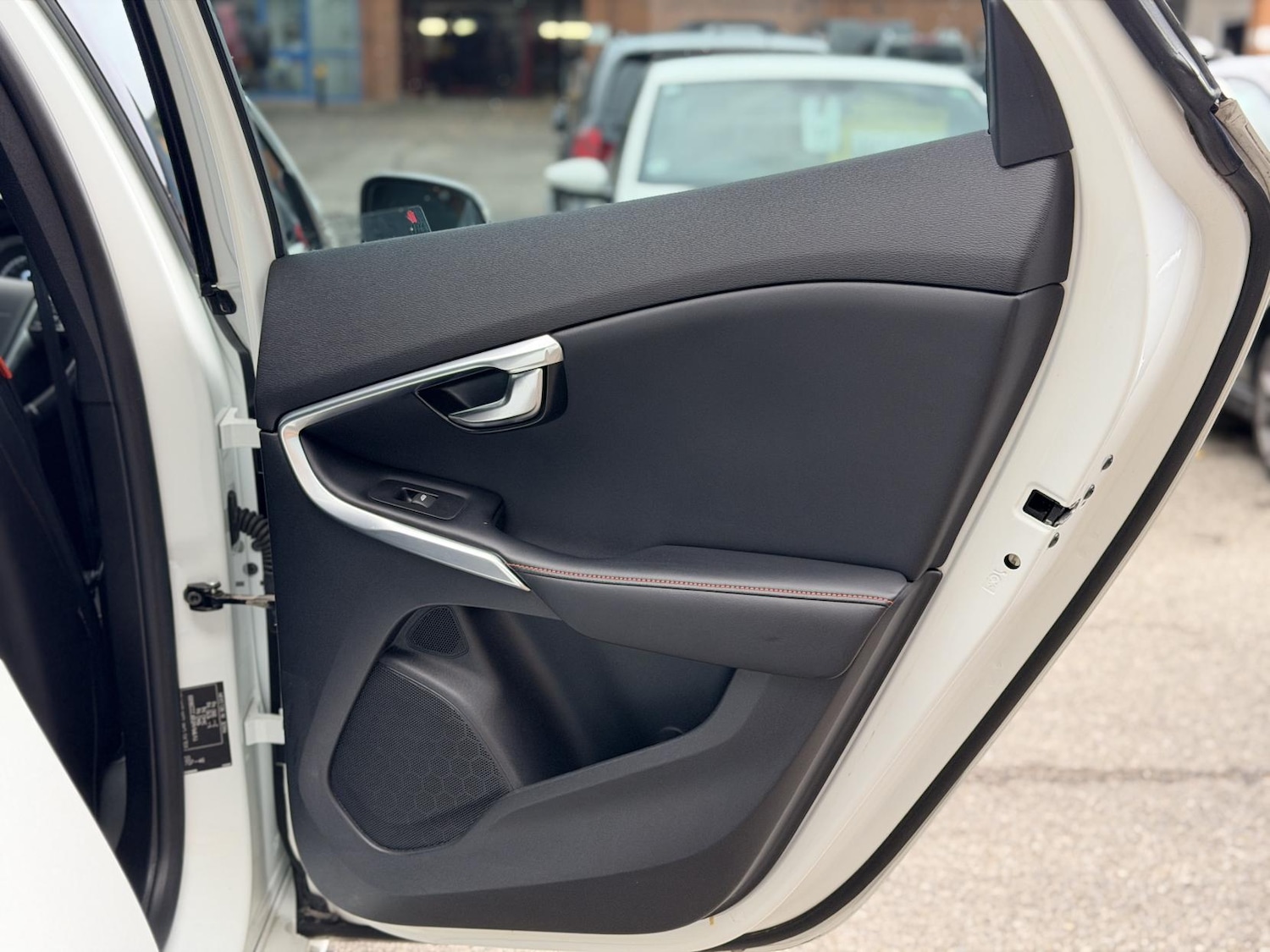 Used Volvo V40 2015 for sale - 76428650: Photo 34