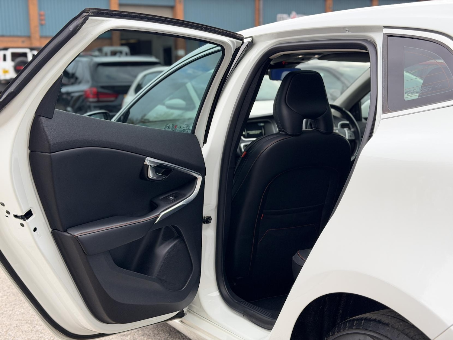 Used Volvo V40 2015 for sale - 76428650: Photo 37