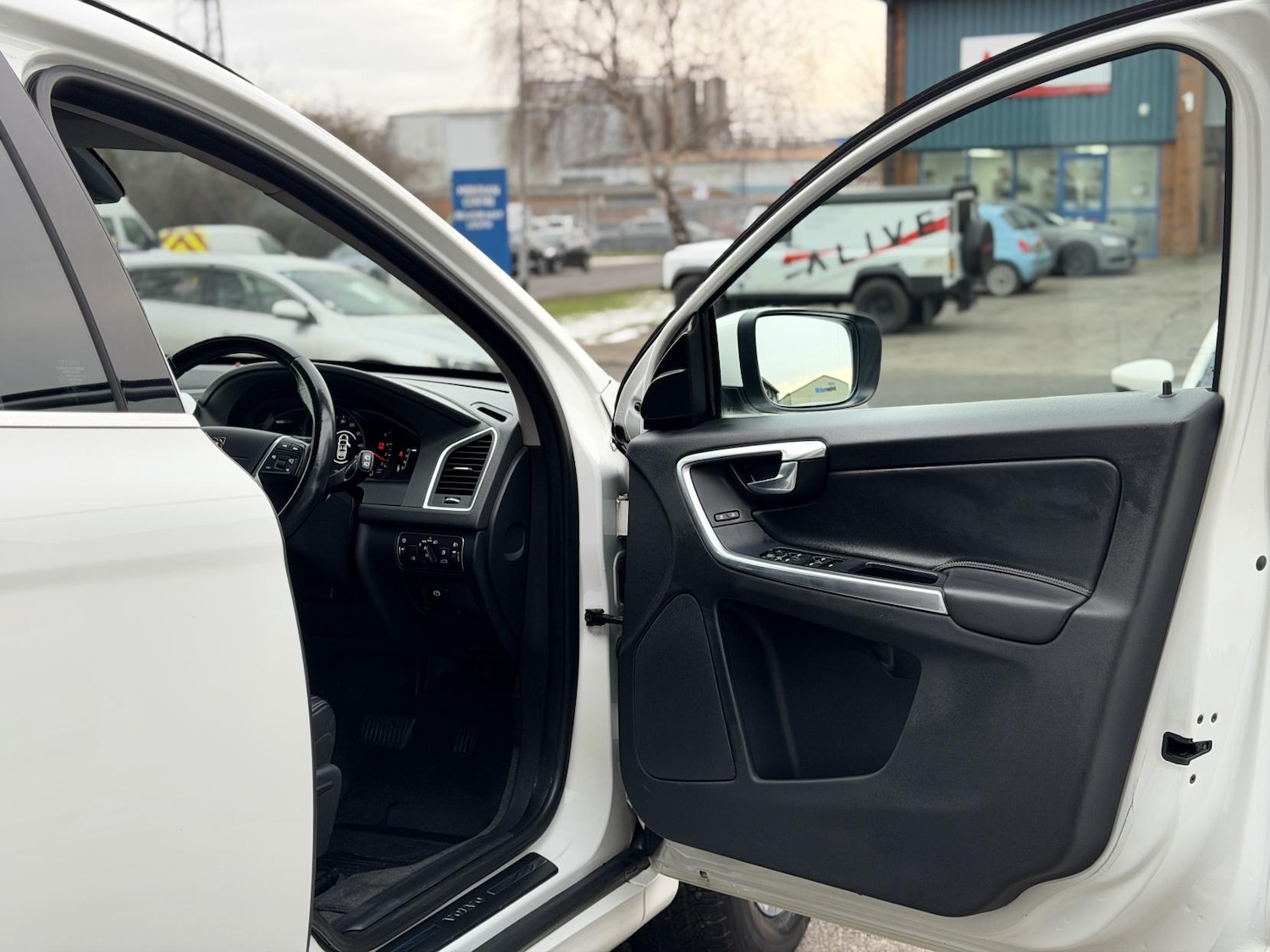 Used Volvo XC60 2015 for sale - 77116352: Photo 15