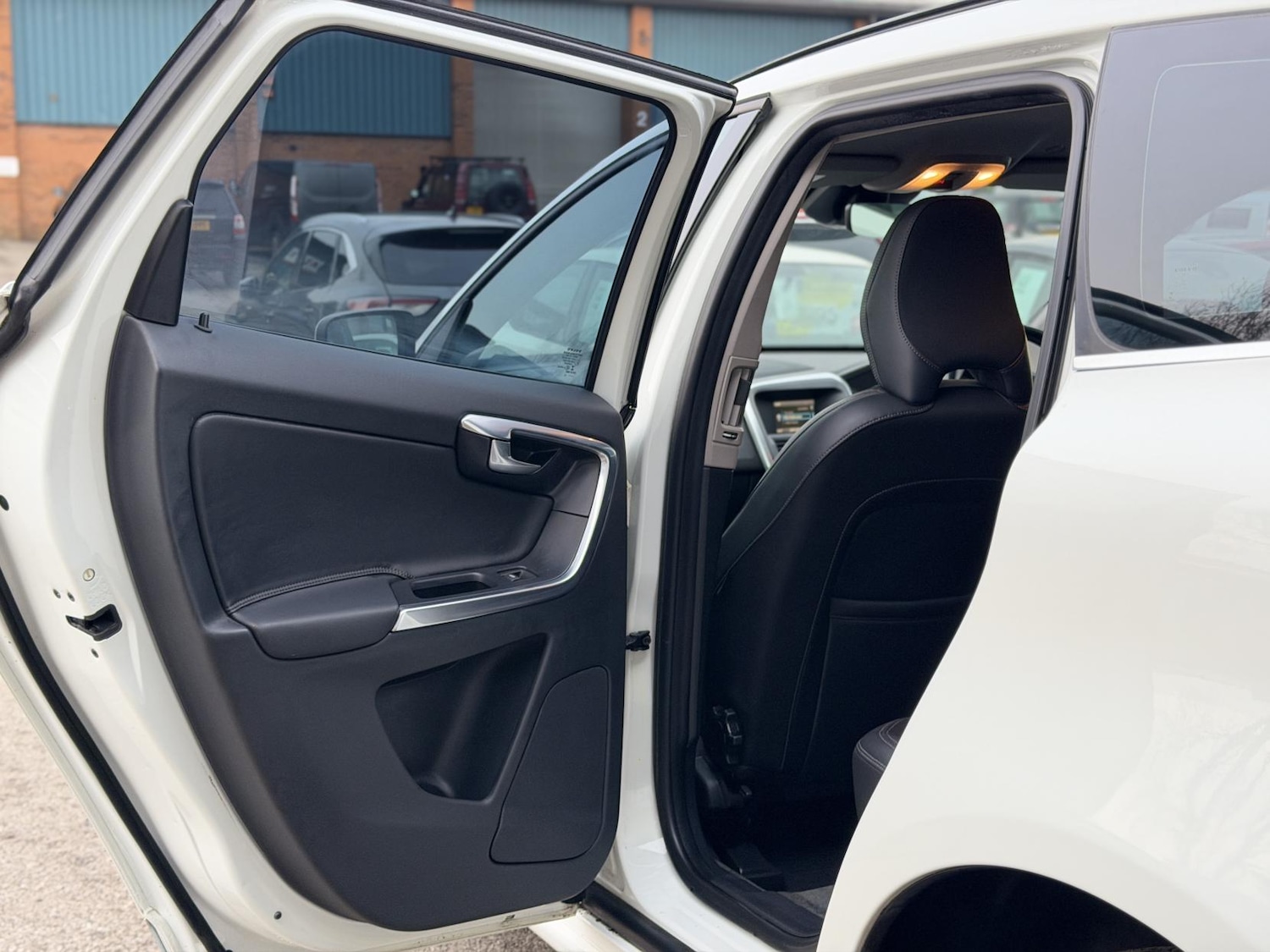 Used Volvo XC60 2015 for sale - 77116352: Photo 37