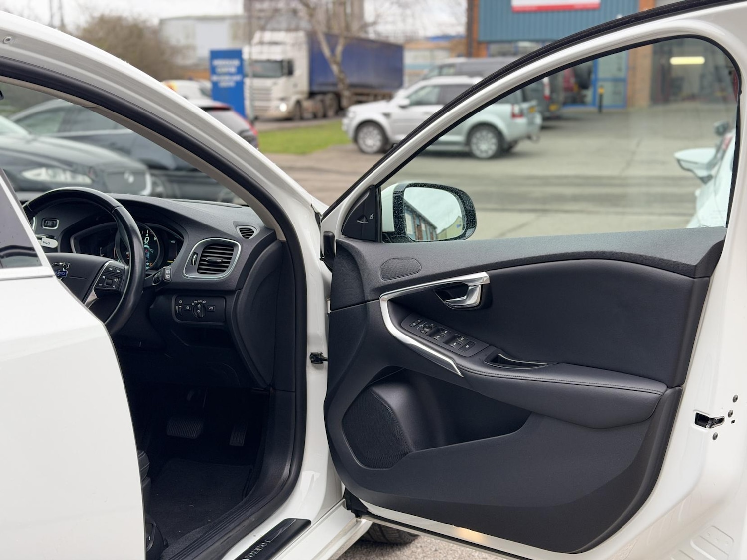 Used Volvo V40 2014 for sale - 77532303: Photo 15