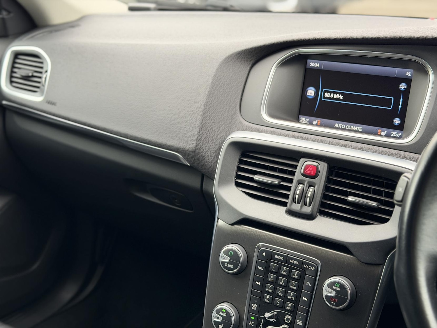 Used Volvo V40 2014 for sale - 77532303: Photo 24