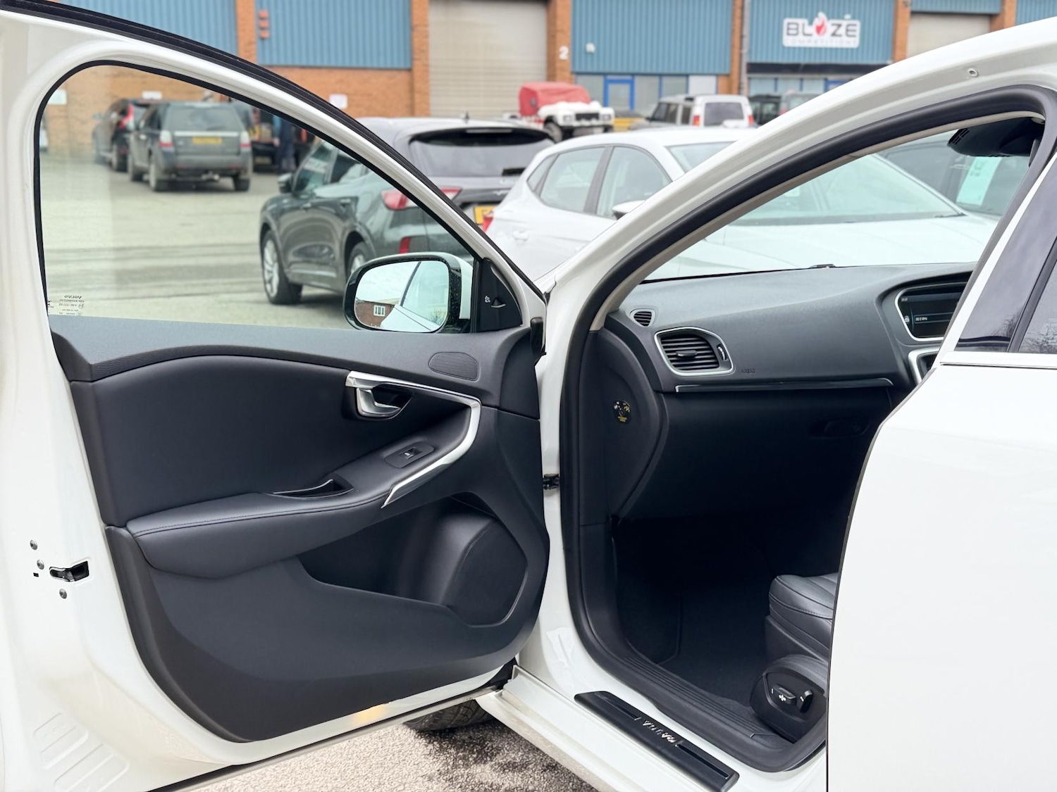 Used Volvo V40 2014 for sale - 77532303: Photo 30