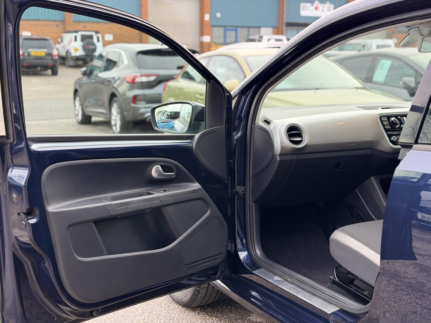 Used Volkswagen up! 2012 for sale - 76897353: Photo 28