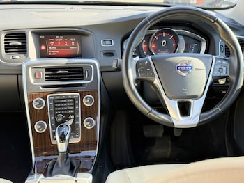 Used Volvo V60 Cross Country 2017 for sale - 78232709: Photo