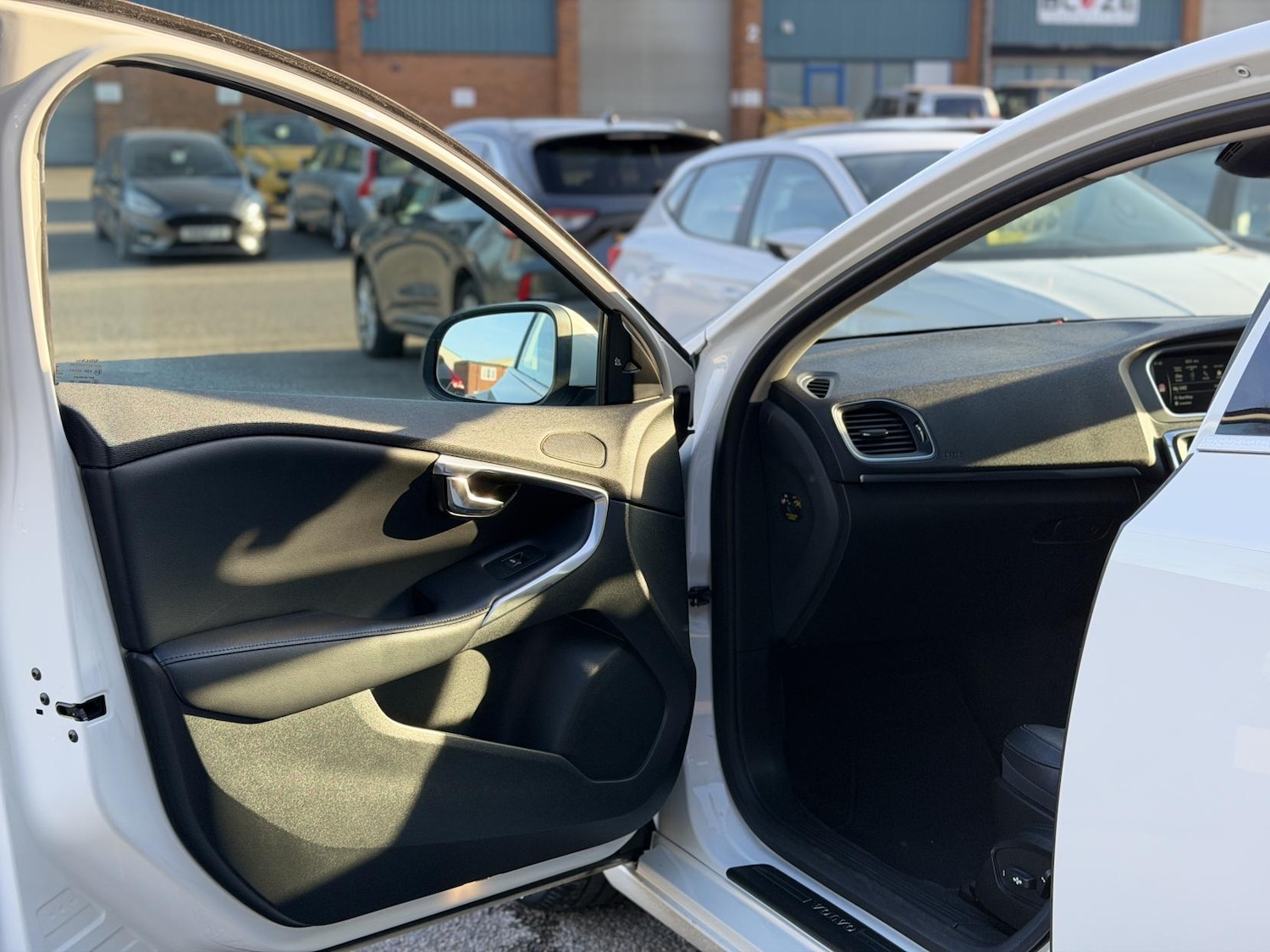 Used Volvo V40 2015 for sale - 78005586: Photo 30