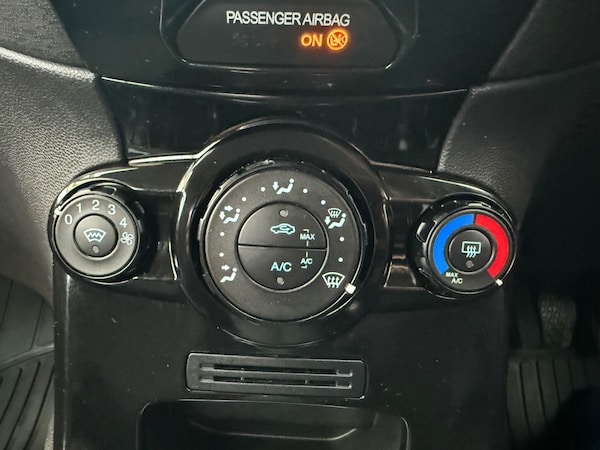 Used Ford Fiesta 2013 for sale - 76307304: Photo 32