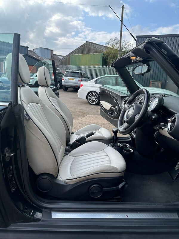 Used MINI Convertible 2011 for sale - 75228317: Photo 13
