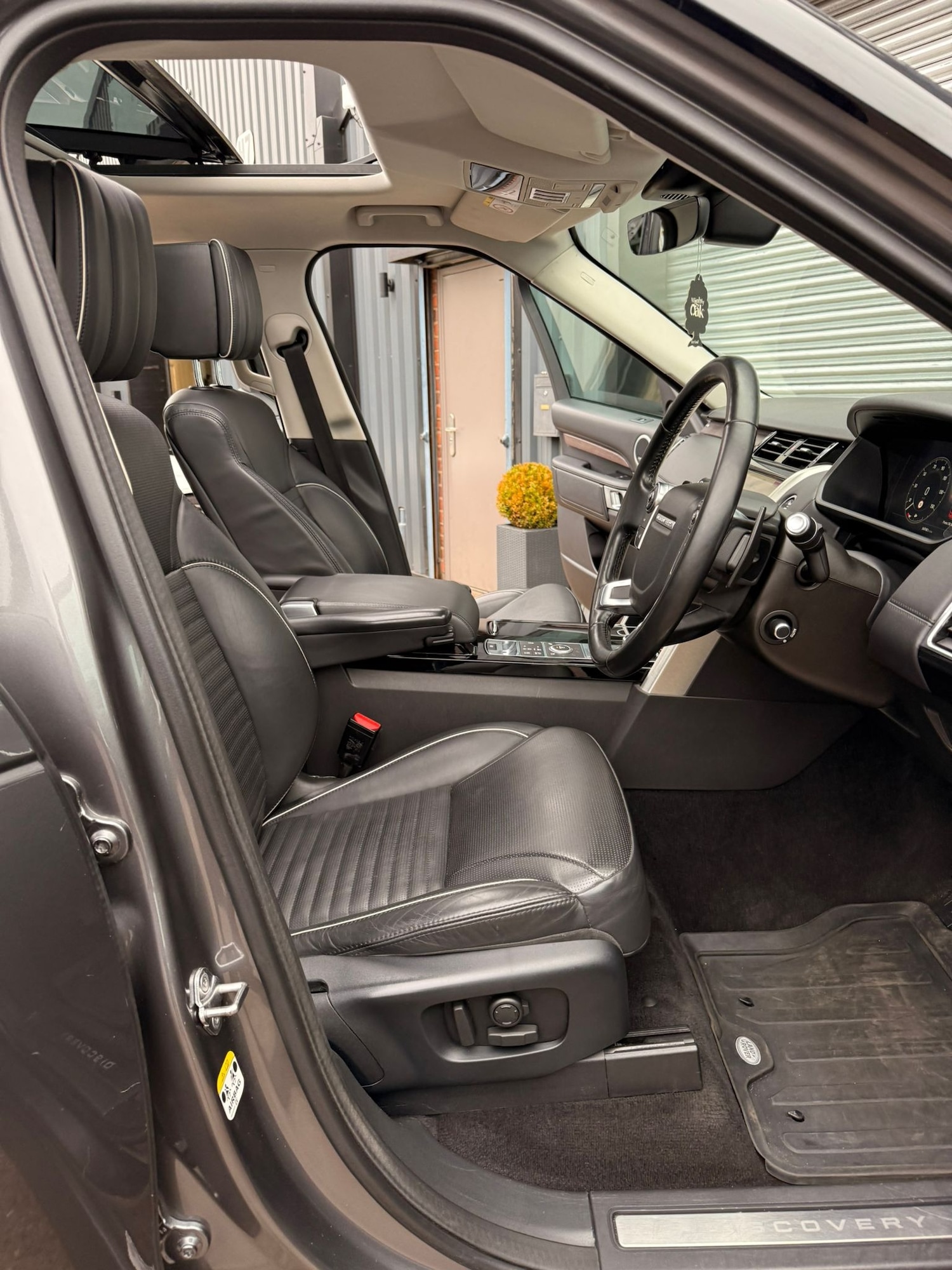 Used Land Rover Discovery 2018 for sale - 76184197: Photo 15