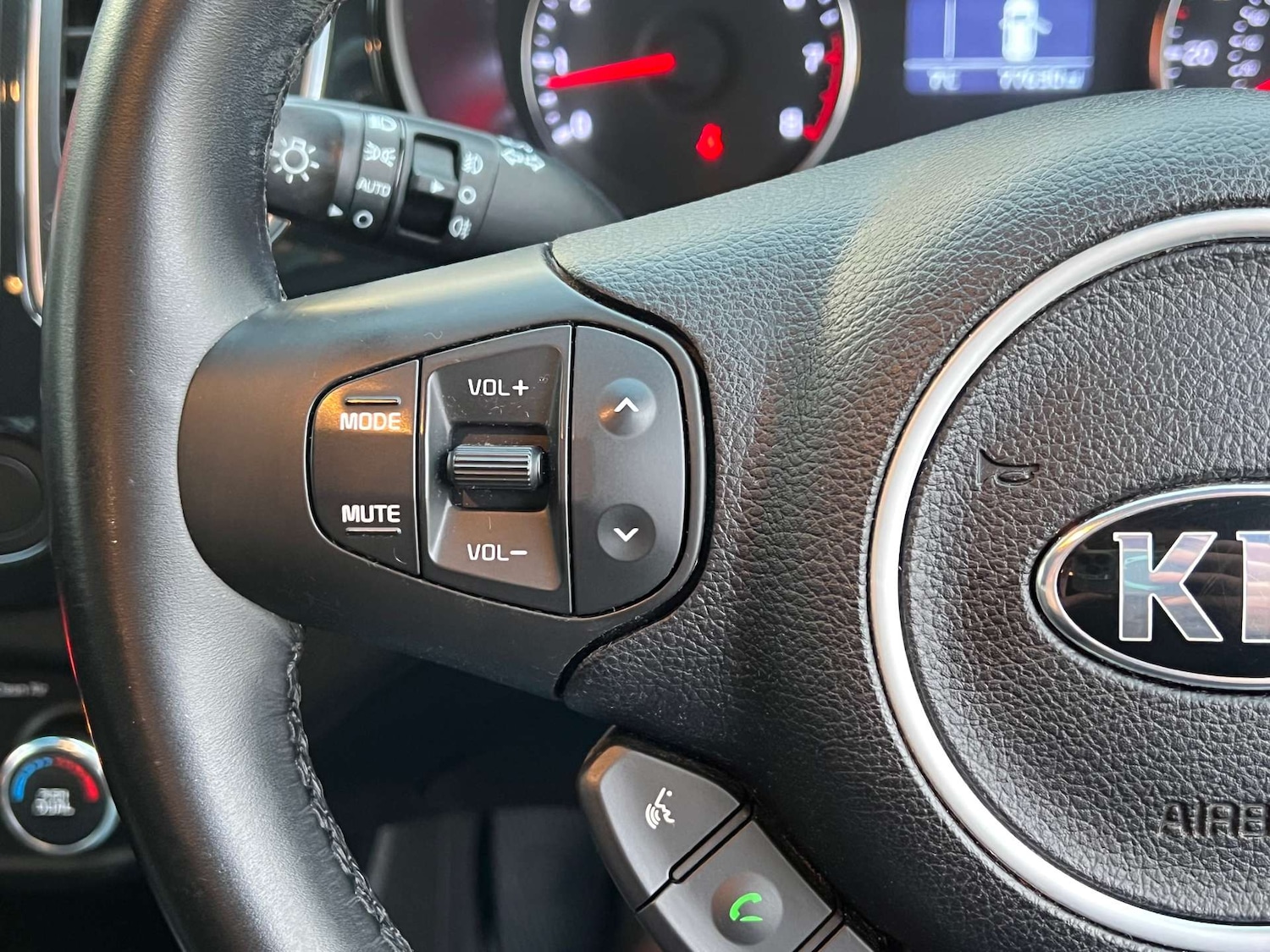 Used Kia Carens 2015 for sale - 76941890: Photo 38