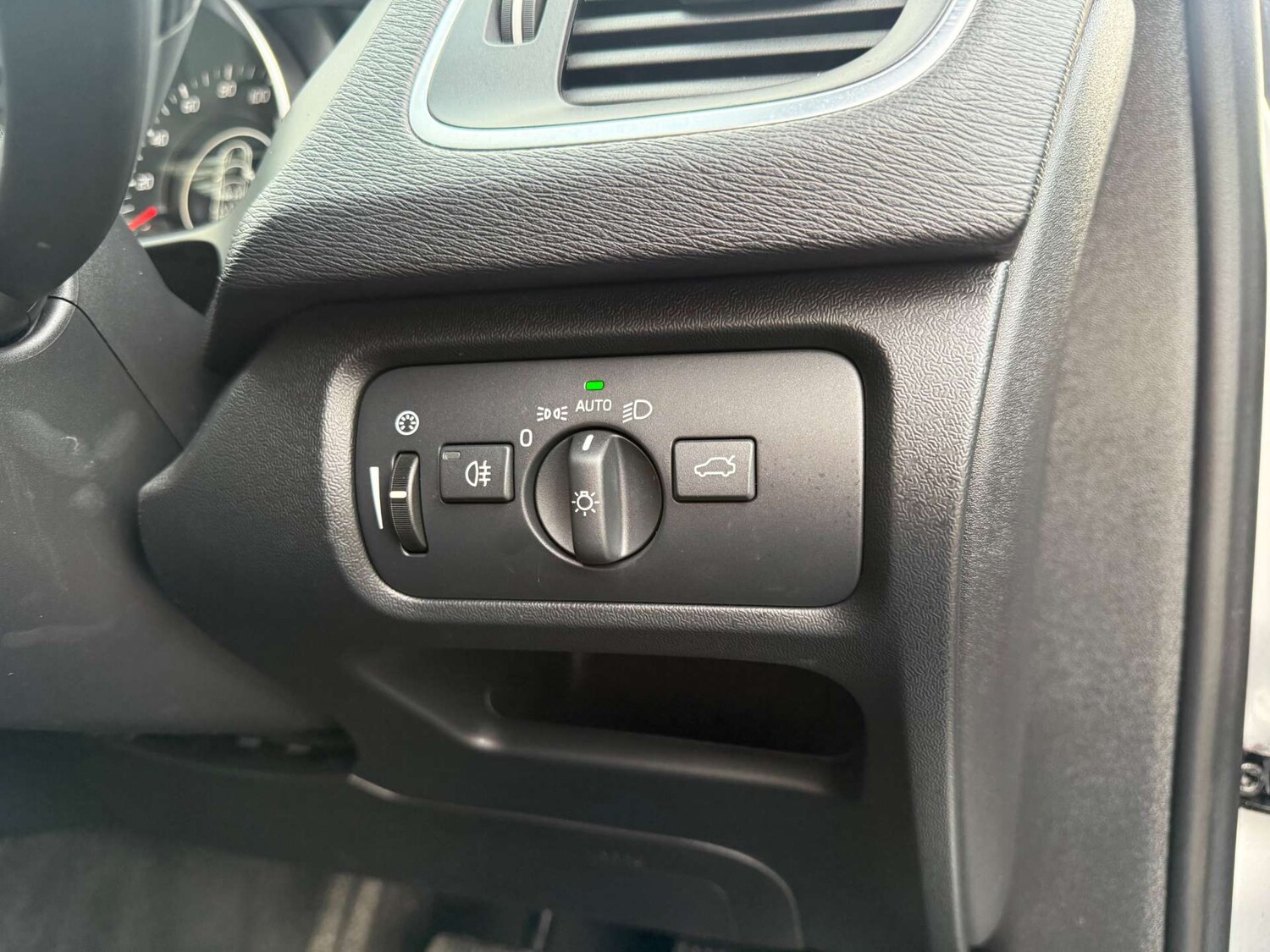 Used Volvo V40 2014 for sale - 77157191: Photo 33