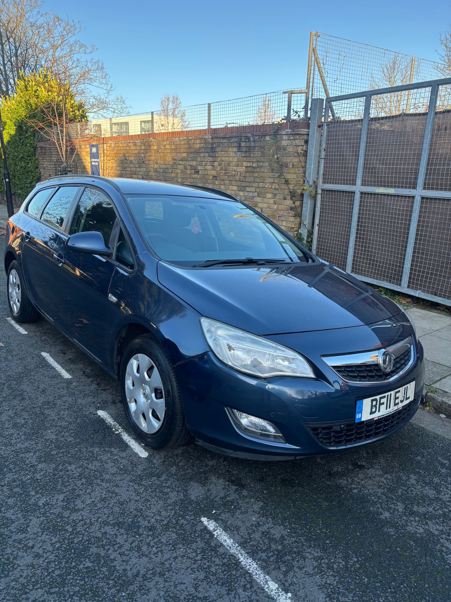 Used Vauxhall Astra 2011 for sale - 77123572: Photo 2