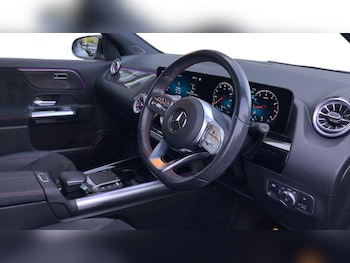 Used Mercedes-Benz GLA 2021 for sale - 77692000: Photo