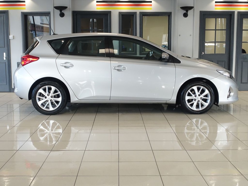 Used Toyota Auris 2013 for sale - 76333978: Photo 2