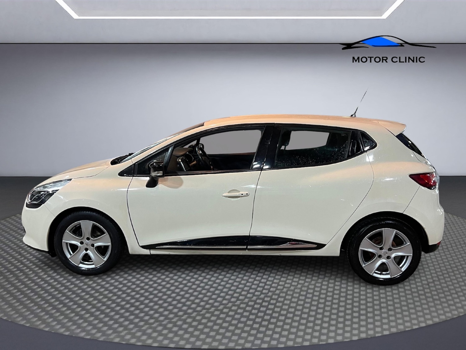 Used Renault Clio 2015 for sale - 76114673: Photo 2