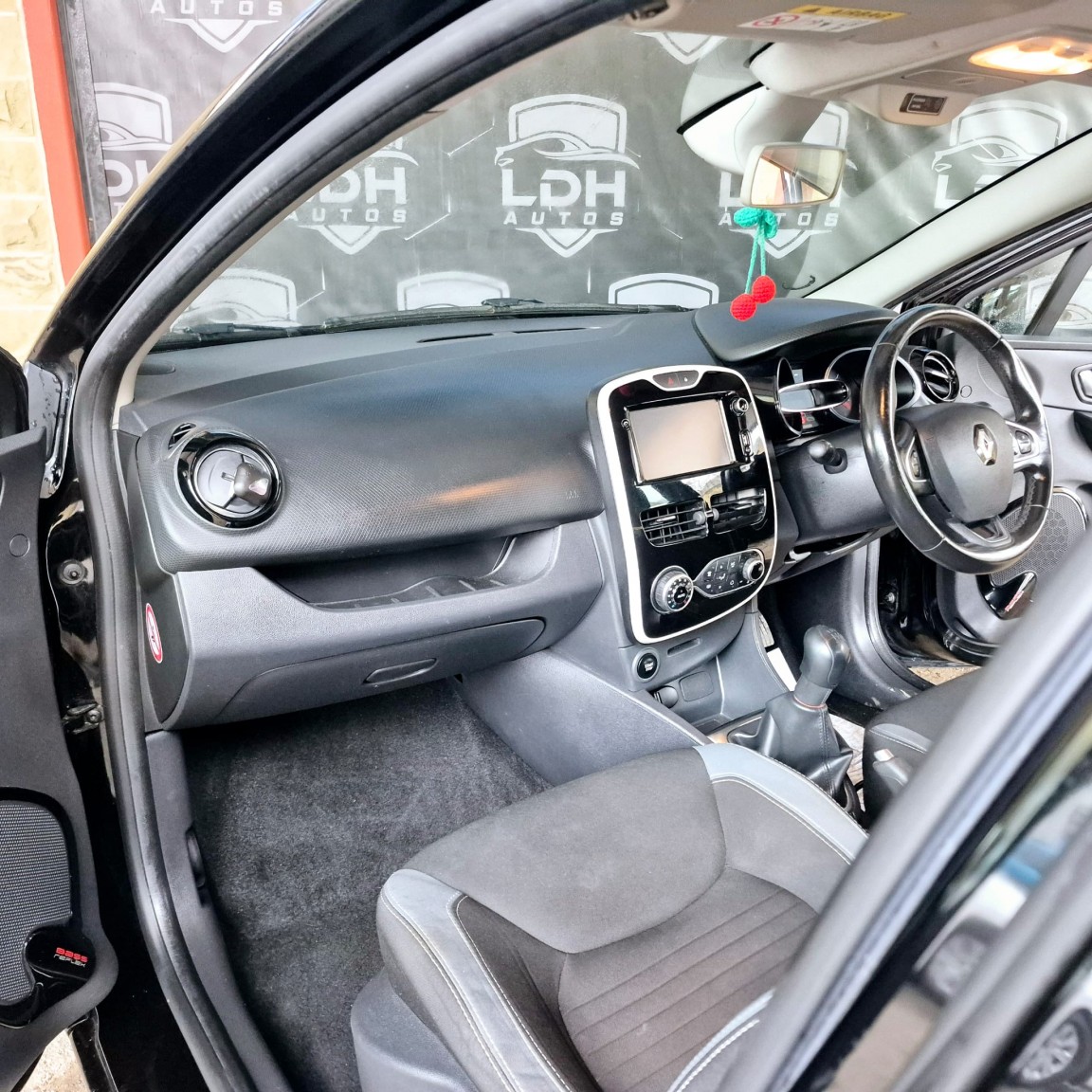 Used Renault Clio 2016 for sale - 76559928: Photo 10