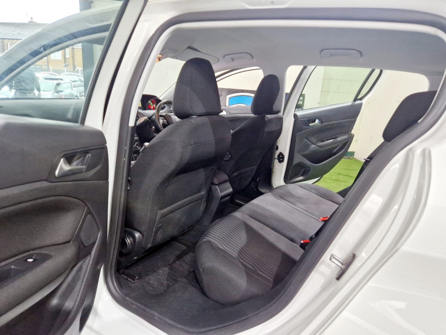 Used Peugeot 308 2015 for sale - 77162303: Photo 19