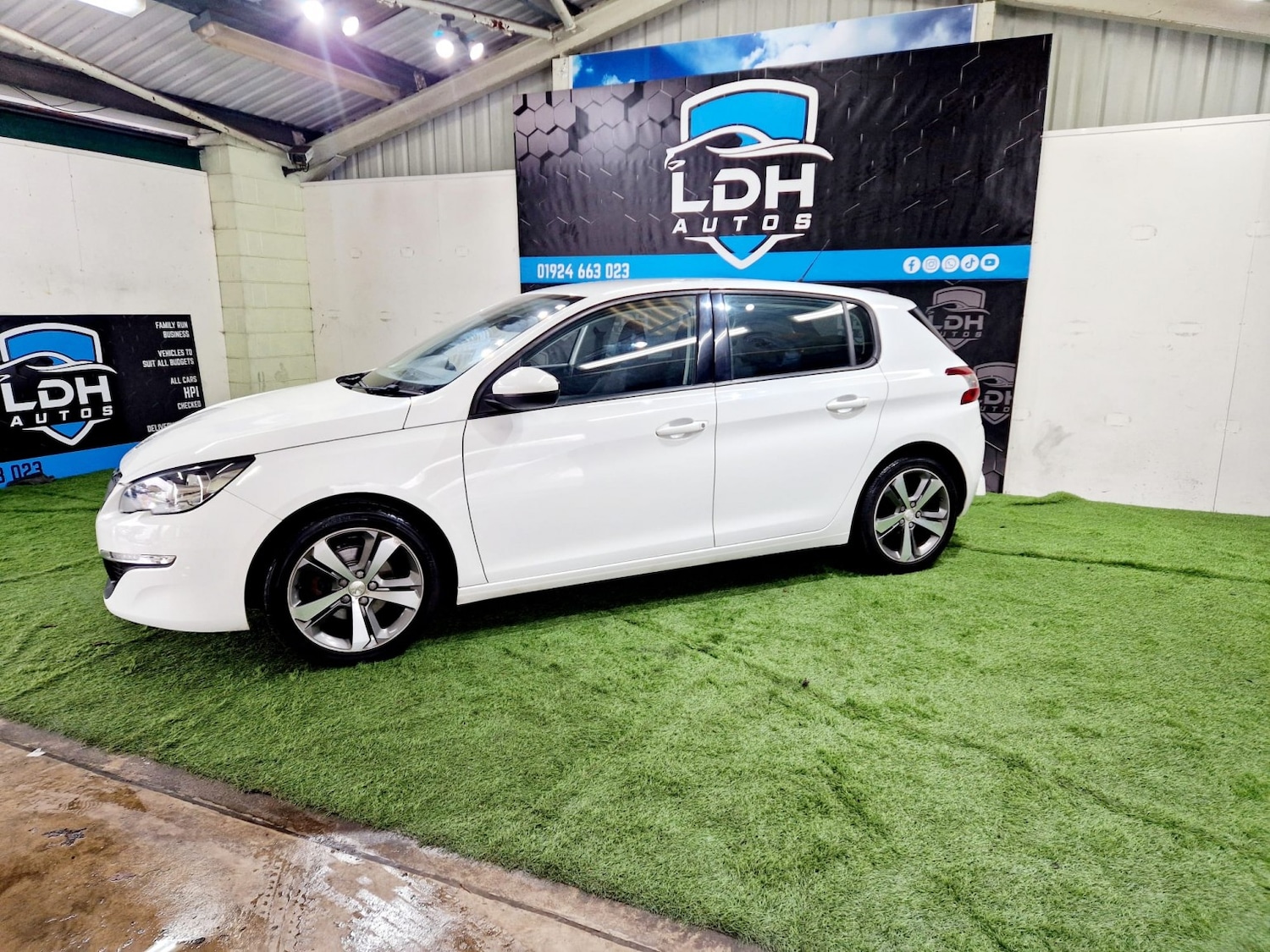 Used Peugeot 308 2015 for sale - 77162303: Photo 2