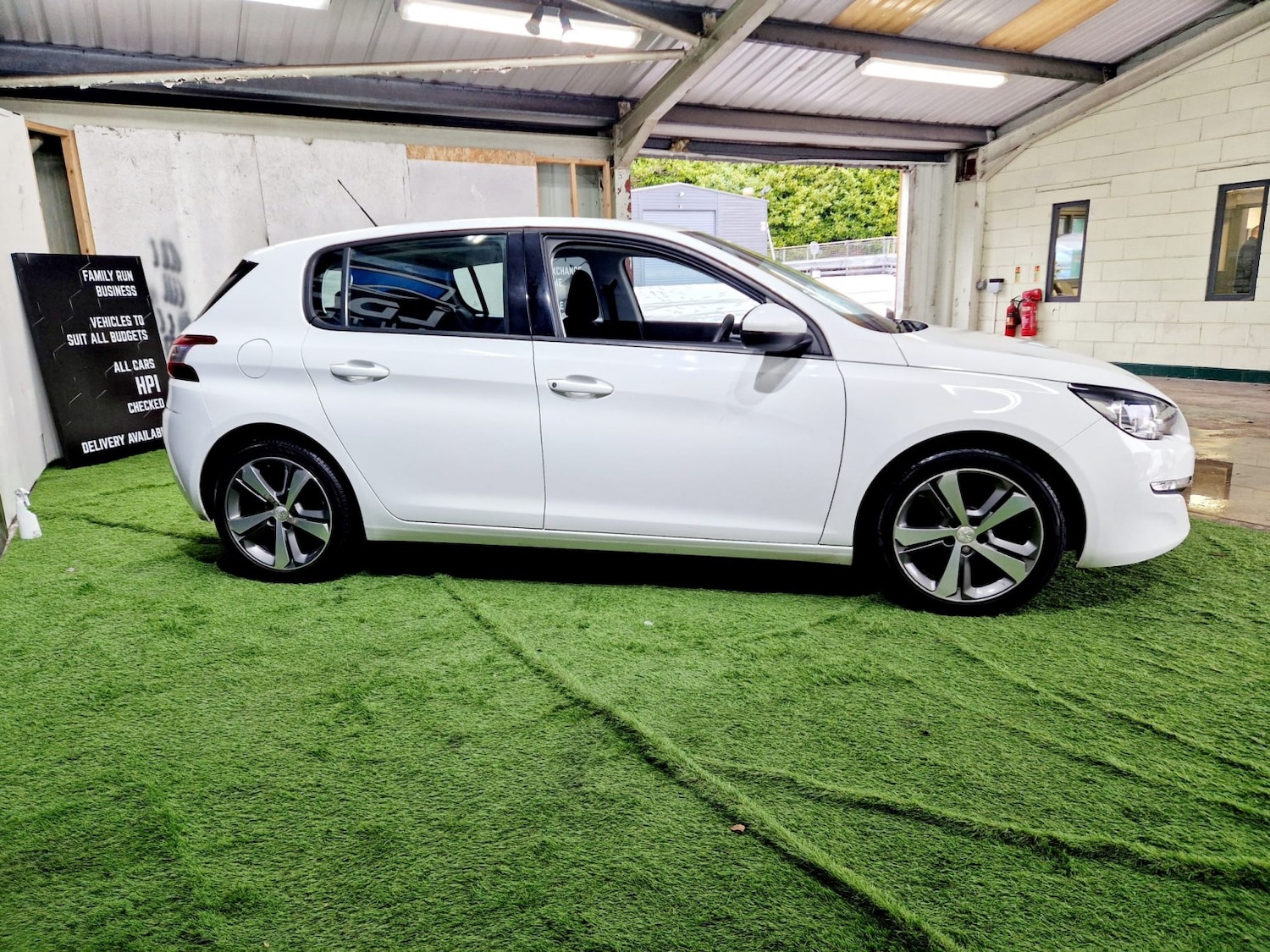 Used Peugeot 308 2015 for sale - 77162303: Photo 6