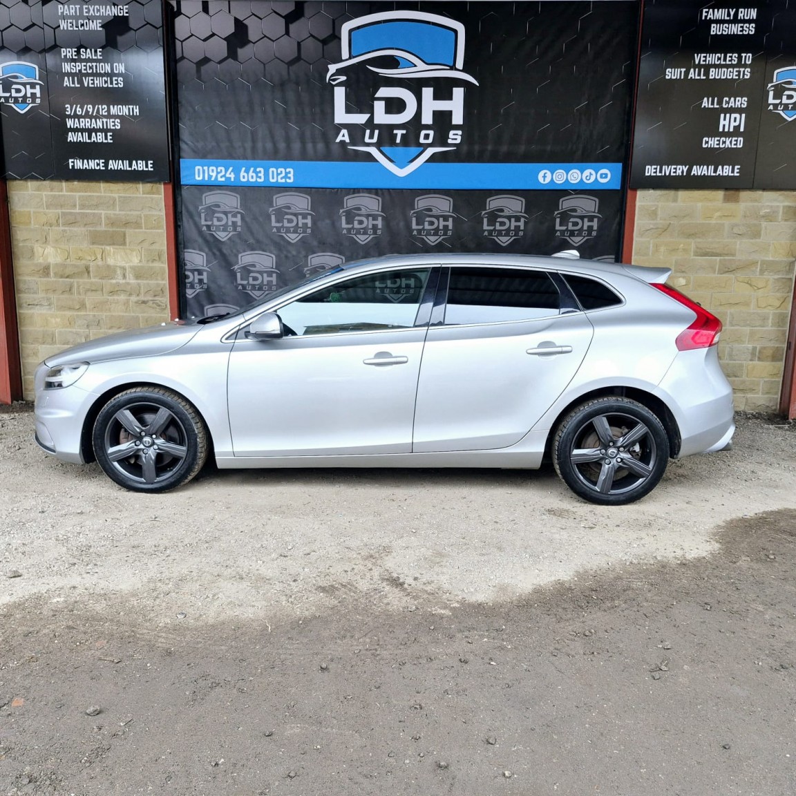 Used Volvo V40 2018 for sale - 76821639: Photo 2