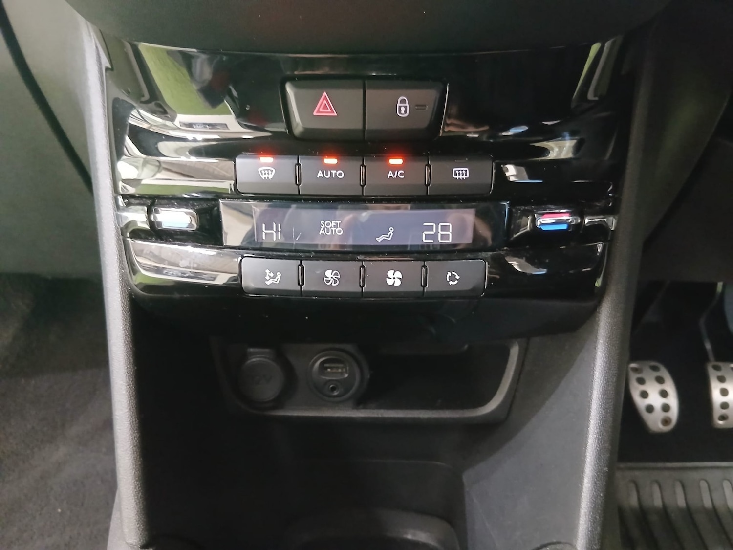 Used Peugeot 208 2014 for sale - 77844916: Photo 30