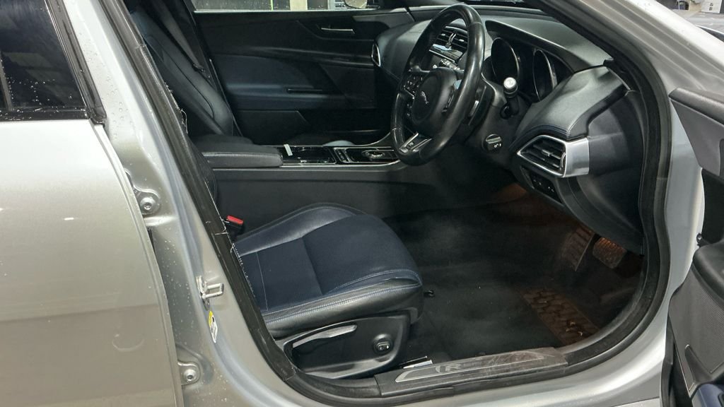 Used Jaguar XE 2017 for sale - 76632250: Photo 7