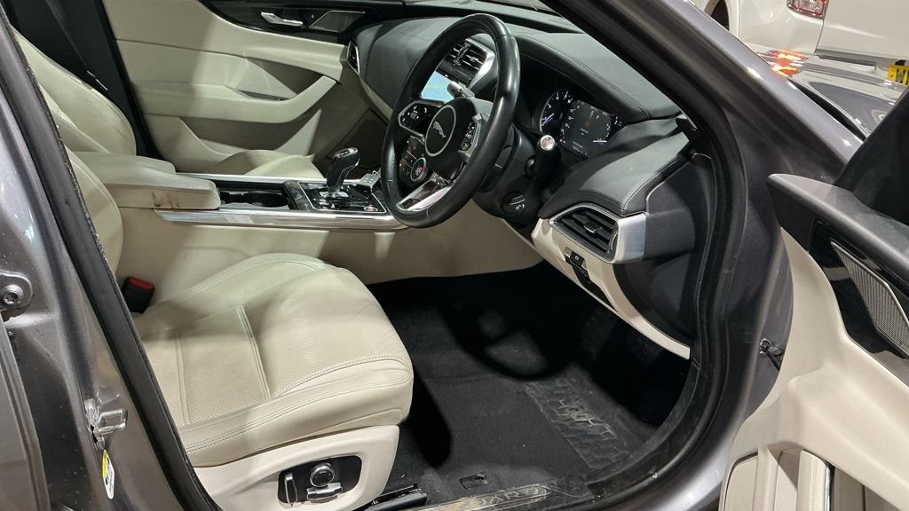 Used Jaguar XE 2019 for sale - 77276081: Photo 7