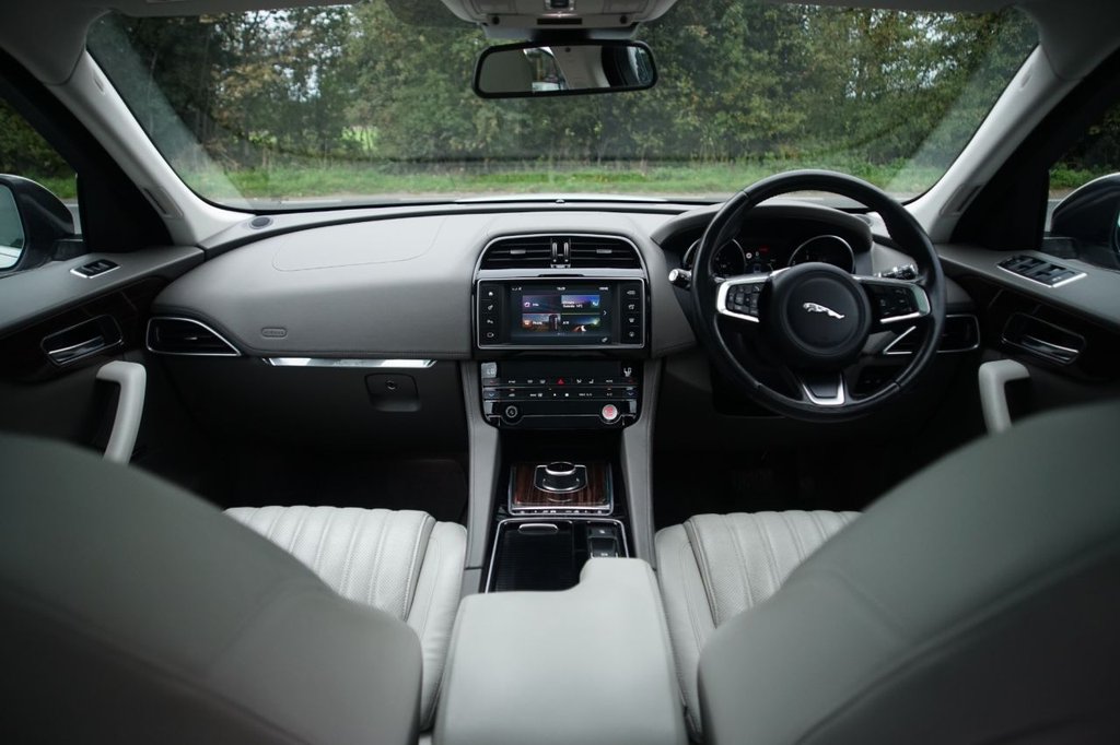 Used Jaguar F-Pace 2017 for sale - 76665492: Photo 3