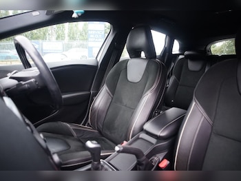 Used Volvo V40 2017 for sale - 75596817: Photo