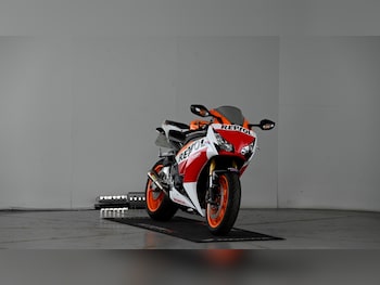 Used Honda CBR1000RR Fireblade 2016 for sale - bike-77965213: Photo