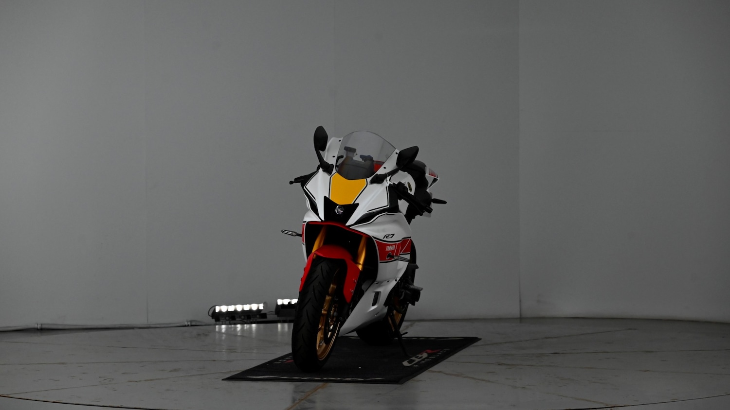 Yamaha R7