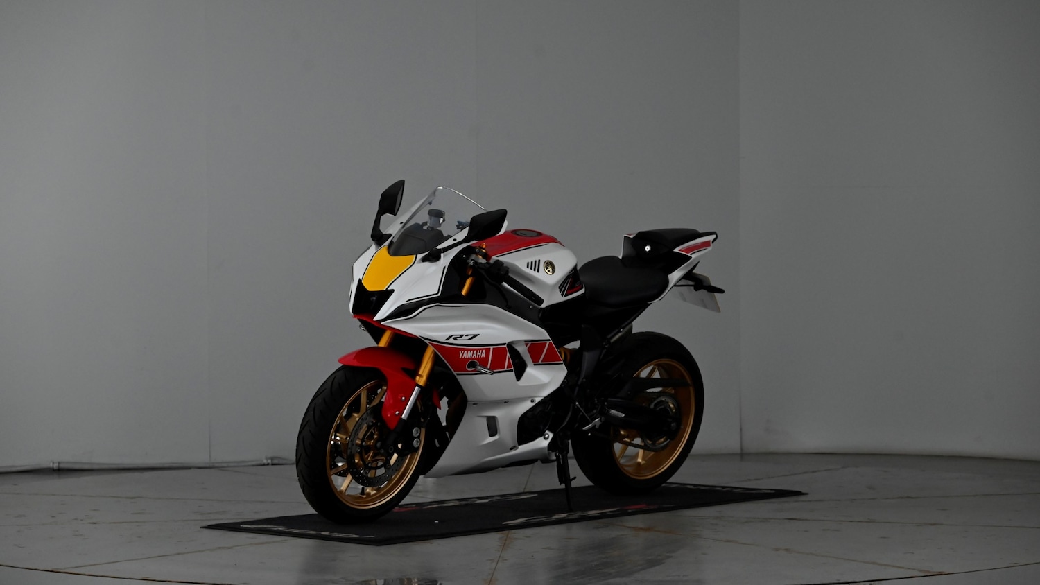 Yamaha R7