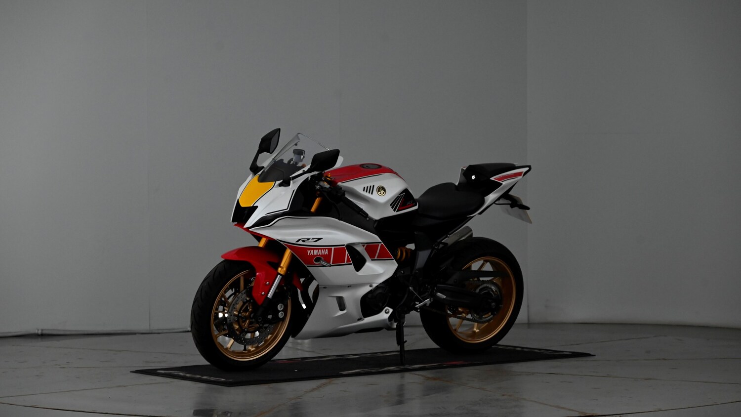 Yamaha R7