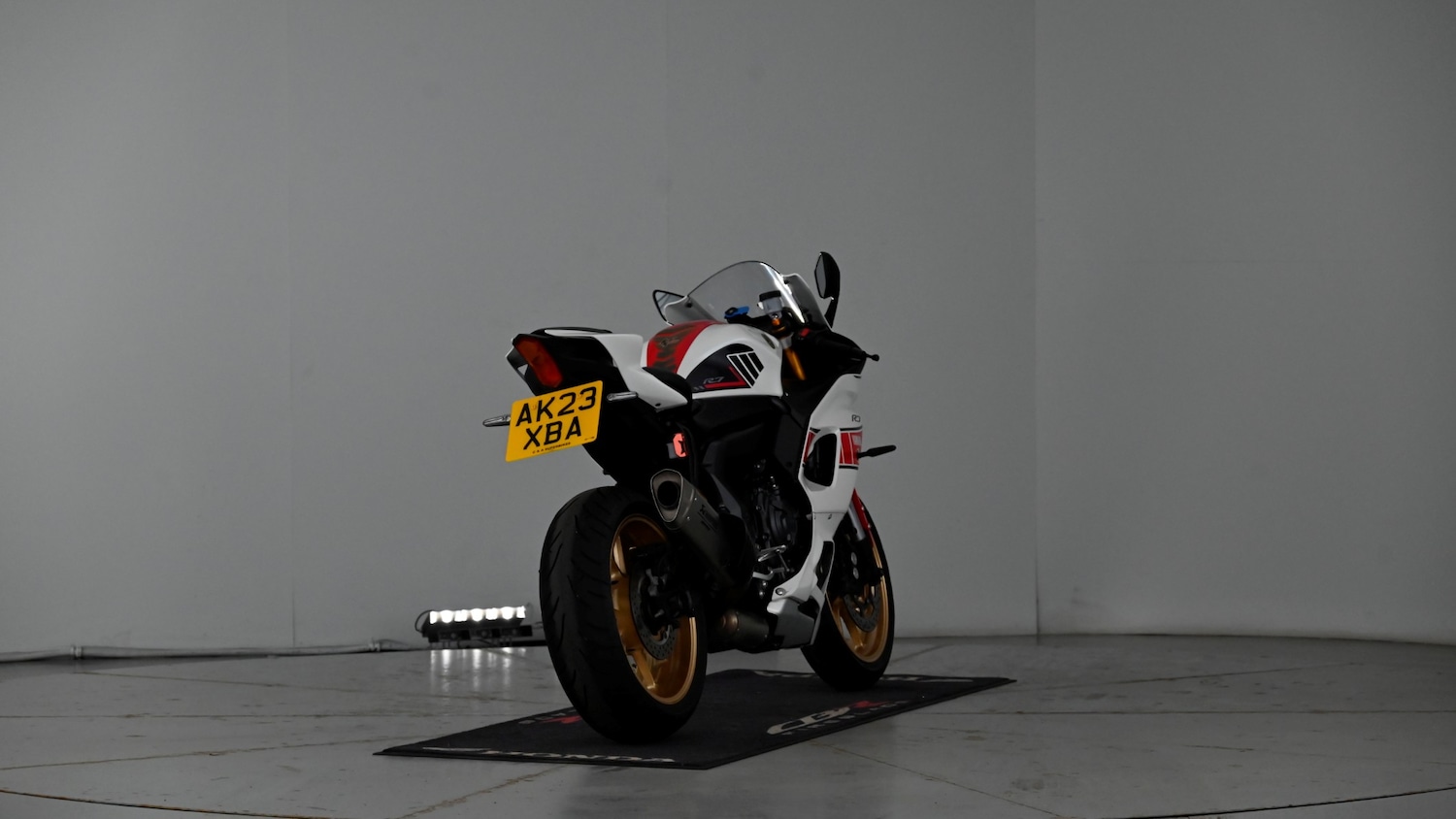 Yamaha R7