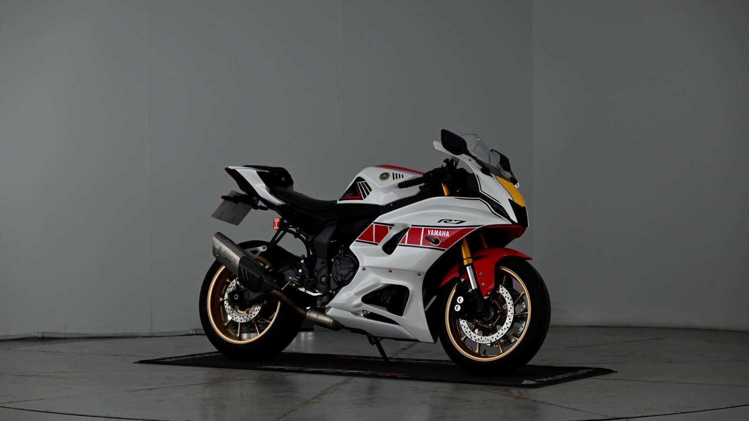 Yamaha R7