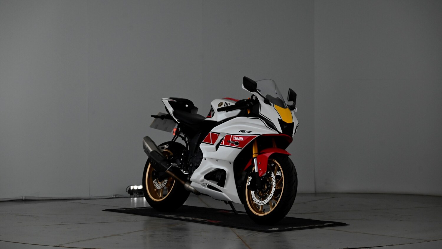 Yamaha R7