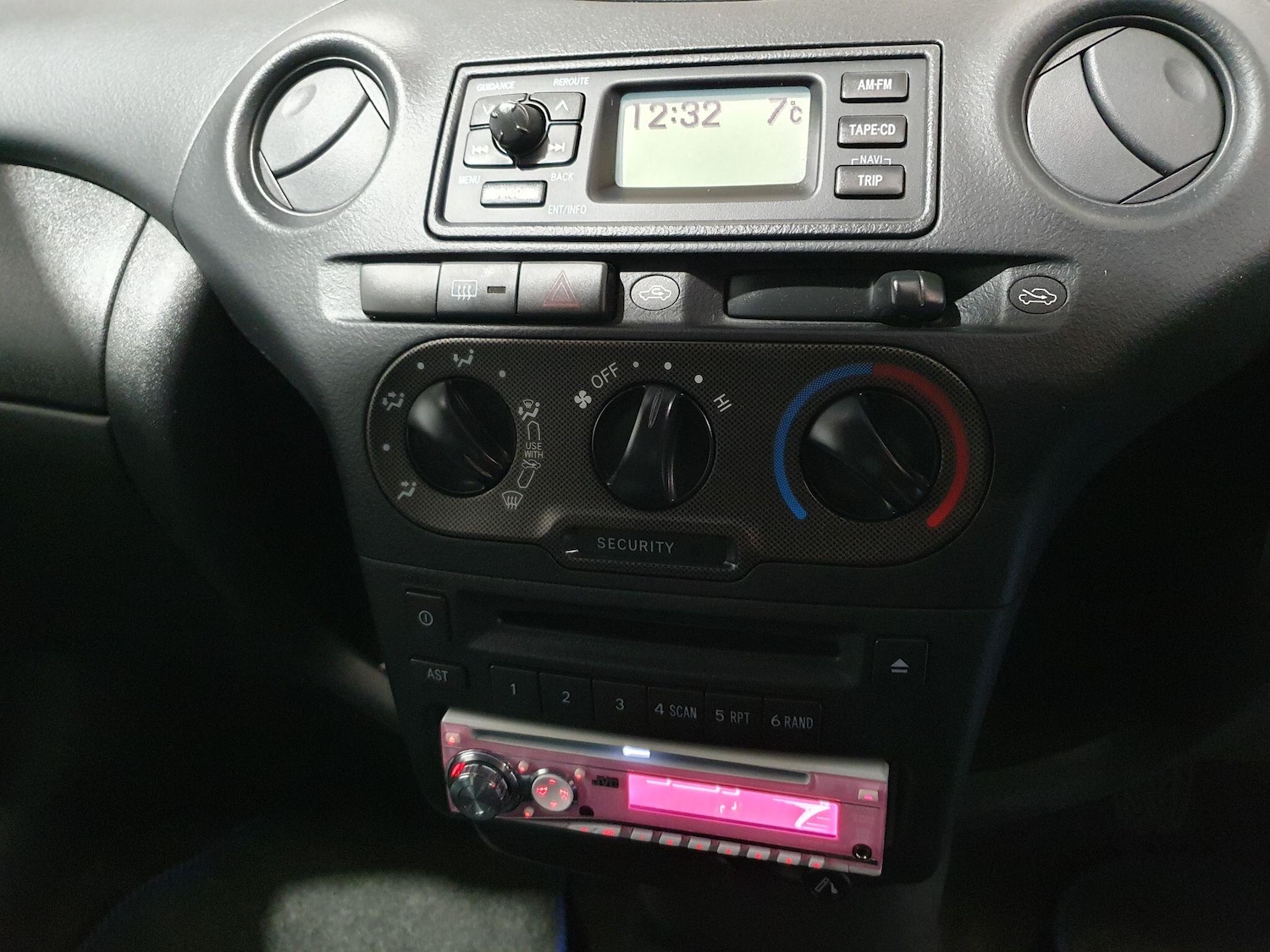 Used Toyota Yaris 2004 for sale - 77216238: Photo 11