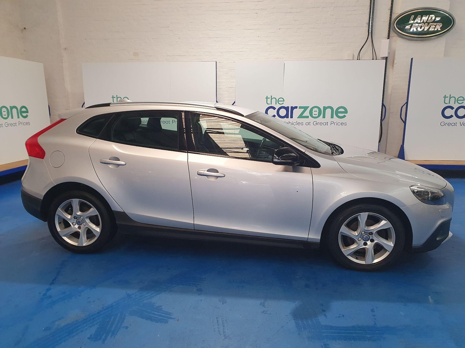 Used Volvo V40 2015 for sale - 76584148: Photo 2