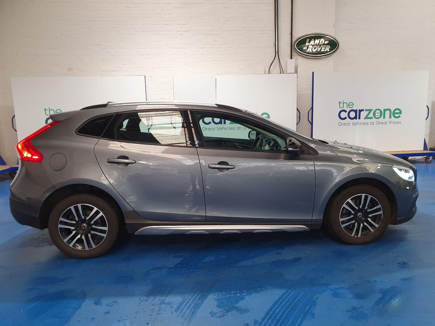 Used Volvo V40 2017 for sale - 77132010: Photo 2