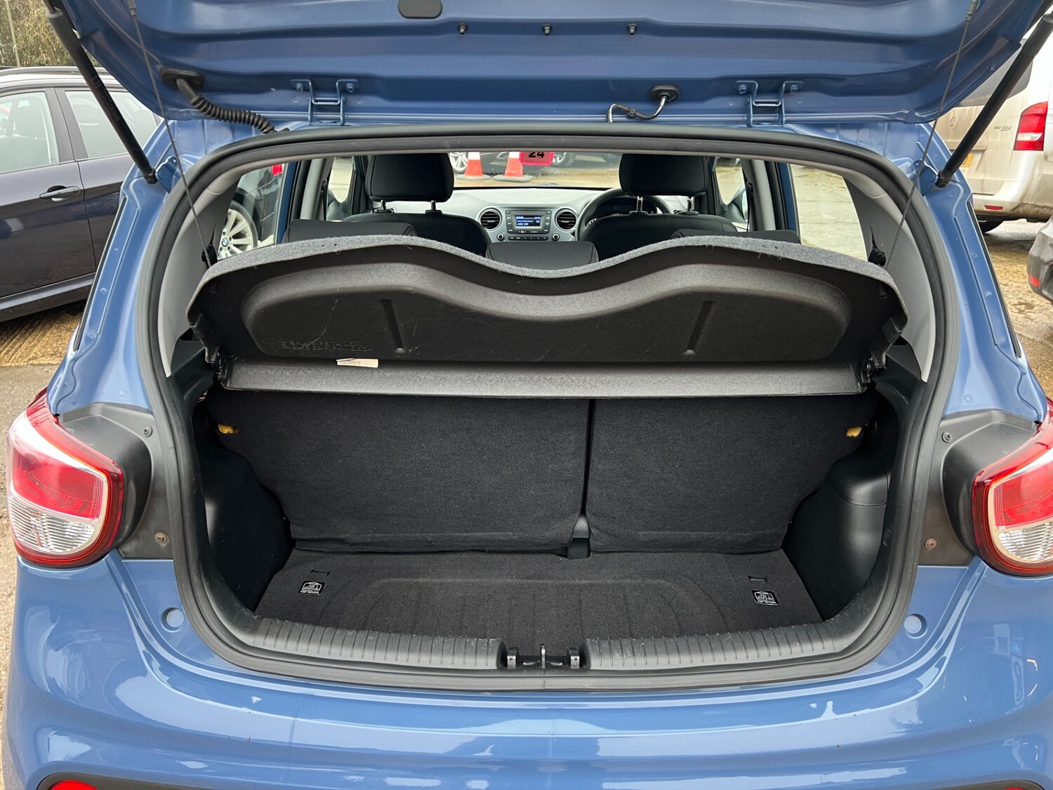 Used Hyundai i10 2017 for sale - 76640448: Photo 40