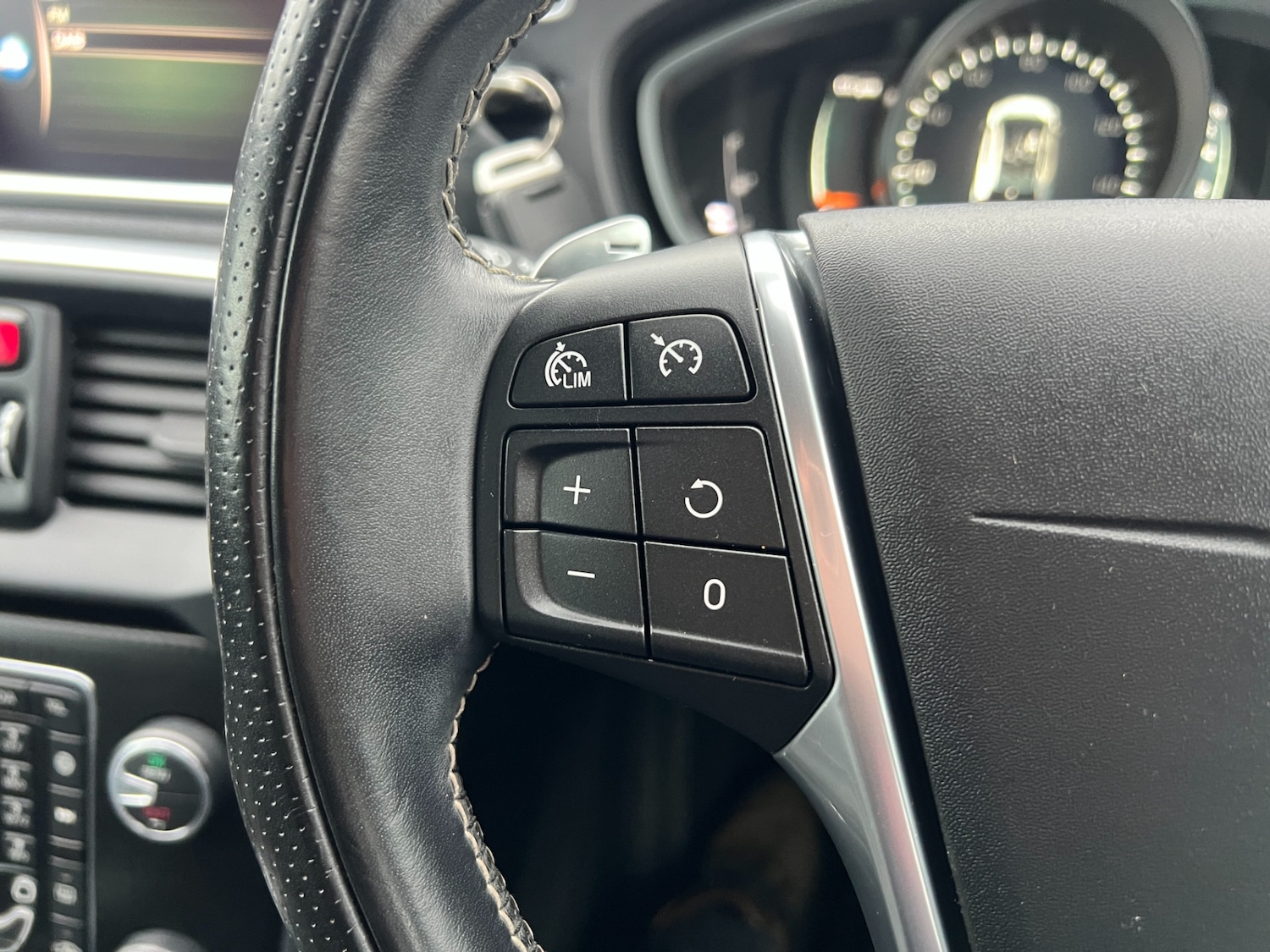 Used Volvo V40 2017 for sale - 76692782: Photo 26