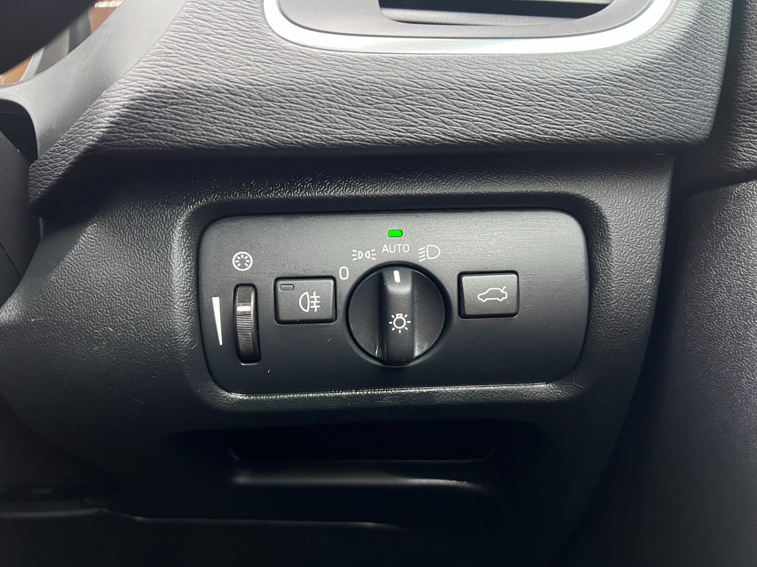 Used Volvo V40 2017 for sale - 76692782: Photo 30