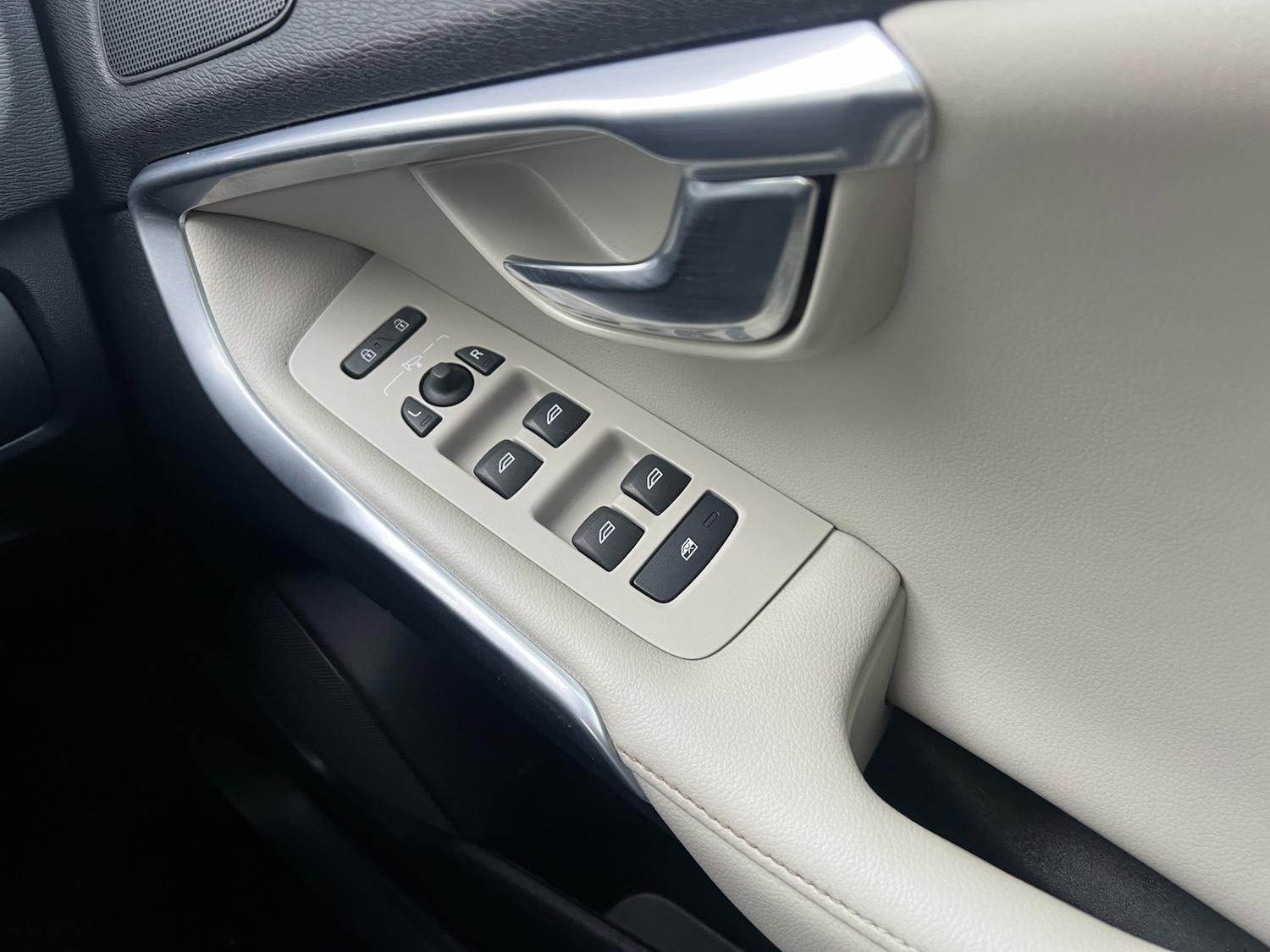 Used Volvo V40 2019 for sale - 77877888: Photo 28