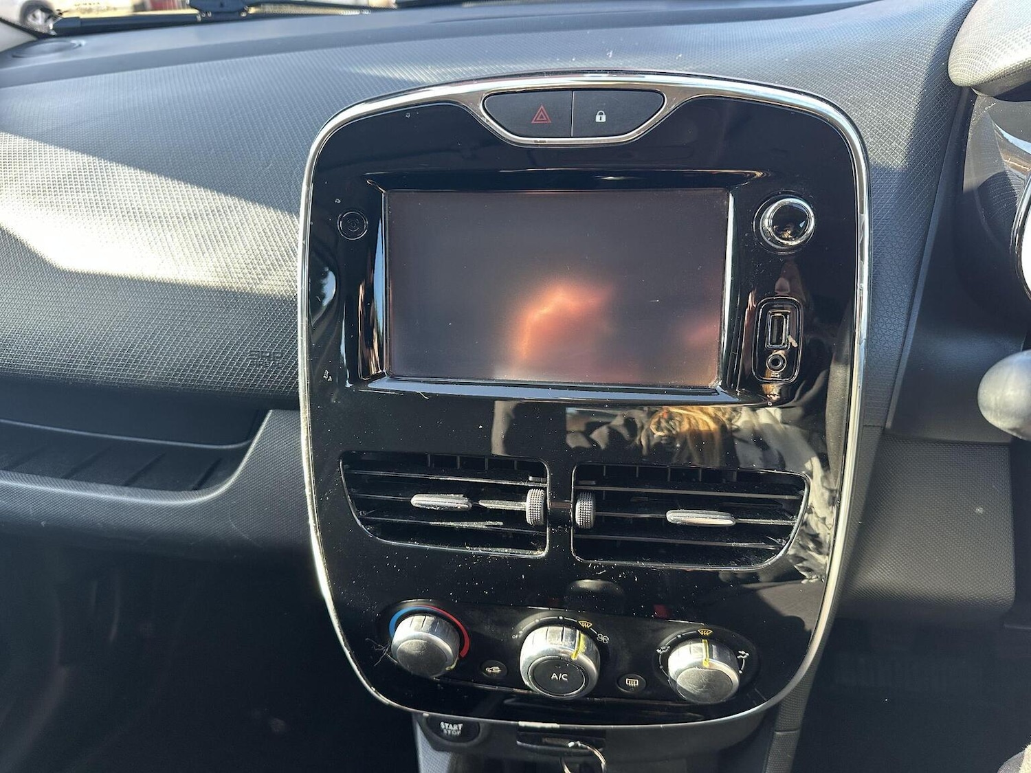 Used Renault Clio 2015 for sale - 77357308: Photo 35