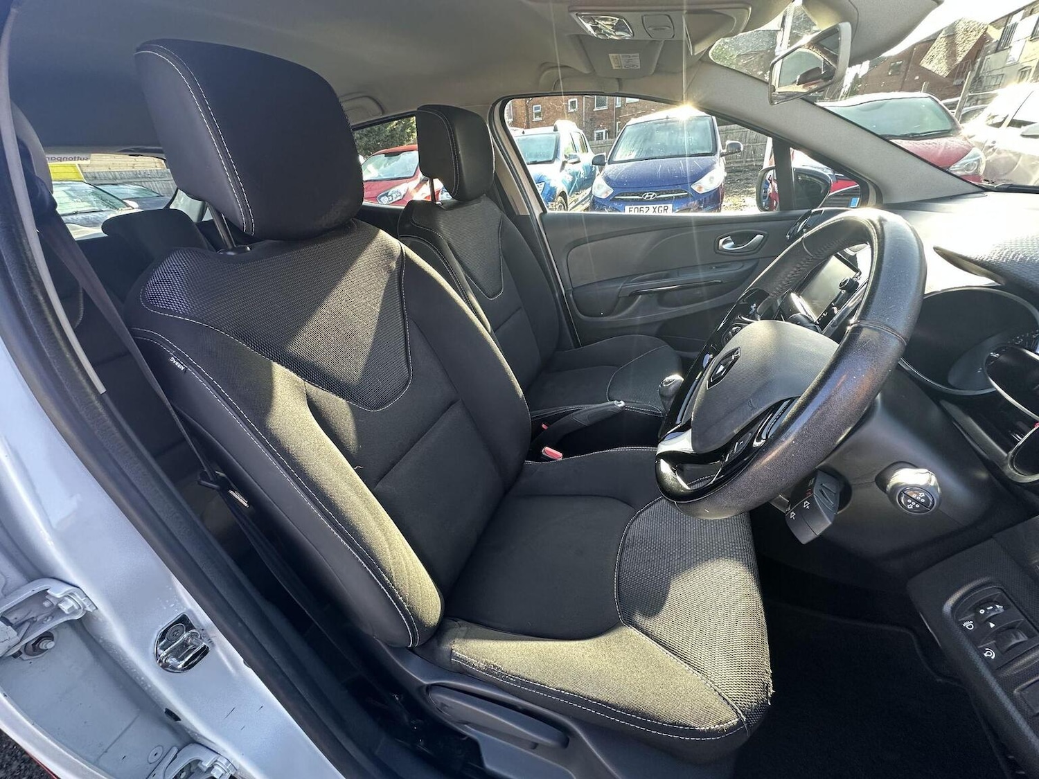 Used Renault Clio 2015 for sale - 77357308: Photo 40