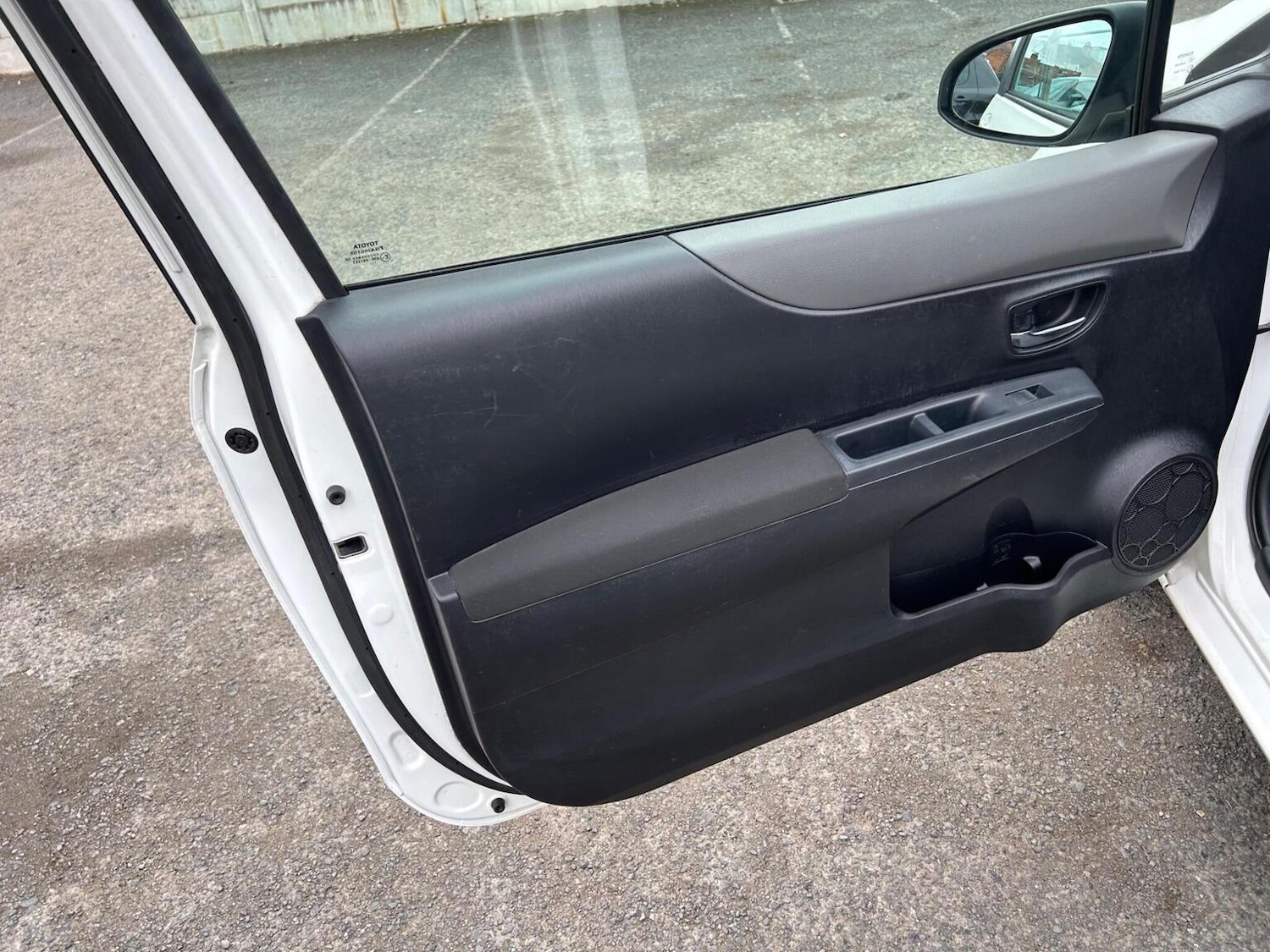 Used Toyota Yaris 2012 for sale - 76963399: Photo 24